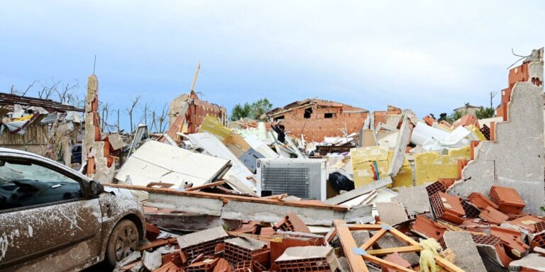 Une tornade fait 39 blessés et endommage des centaines de maisons alors que de violentes tempêtes balayent le sud de la France