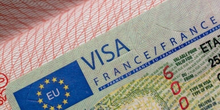 Visa VLS-T français expliqué : peut-on sortir et rentrer en France ?