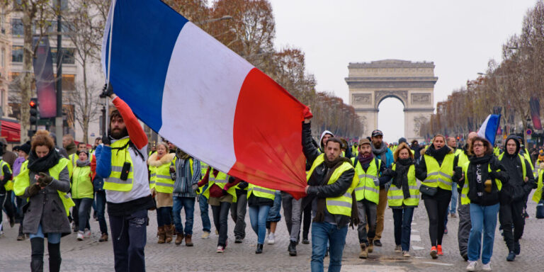 Appels à de nouvelles manifestations des « gilets jaunes » en octobre sur les réseaux sociaux