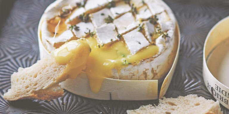 Comment cuisiner le fromage : Camembert au miel et thym au four avec crudités