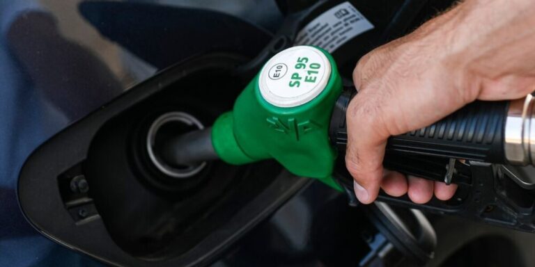 Crise du carburant en France : une station-service sur dix en rupture de stock ; dépôt bloqué dans le sud