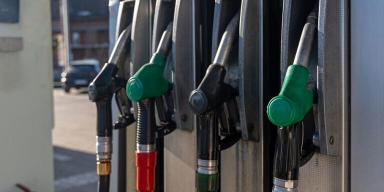 Crise du carburant en France : une station-service sur neuf en rupture de stock ; Macron tient une réunion d&rsquo;urgence