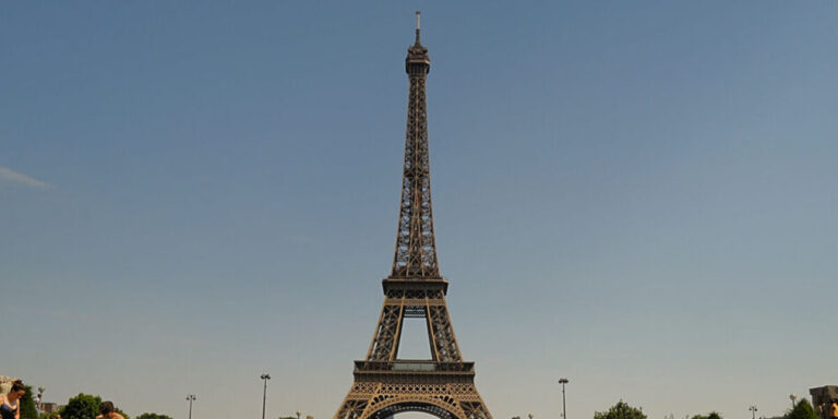 La Tour Eiffel rouvre après une grève suite au retrait du personnel féminin lors d&rsquo;une visite hindoue