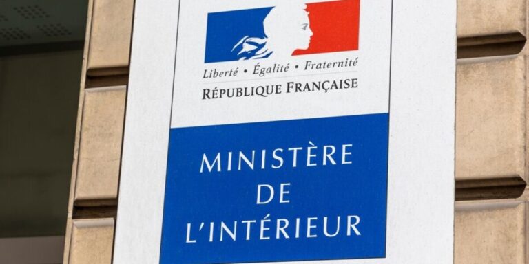 Le ministère français de l&rsquo;Intérieur déclare qu&rsquo;il accélère les délais de traitement des cartes de séjour suite aux arriérés