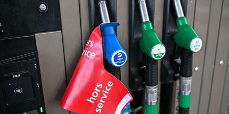 Les pêcheurs français bloquent un nouveau dépôt de carburant alors que les craintes de pénurie augmentent