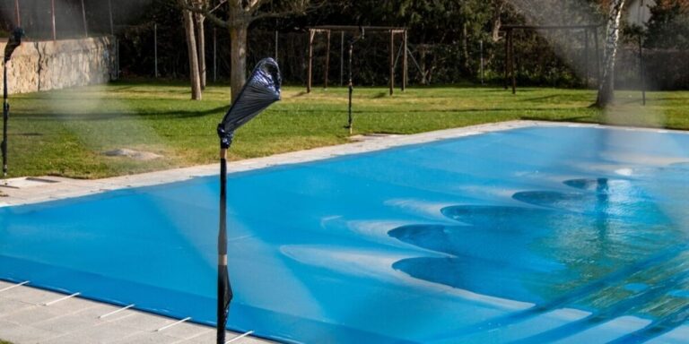Les propriétaires de piscines en France mis en garde contre les couvertures dangereuses