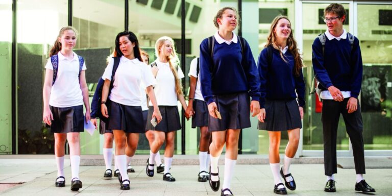 Les uniformes scolaires n’apporteraient que des avantages limités en France