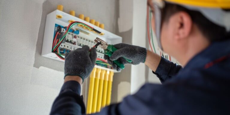 Qui est responsable de la réparation du système électrique dans une maison neuve en France ?