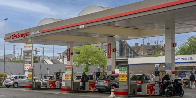 TotalEnergies maintiendra le plafonnement des prix du carburant en France « aussi longtemps que durera le conflit au Moyen-Orient »