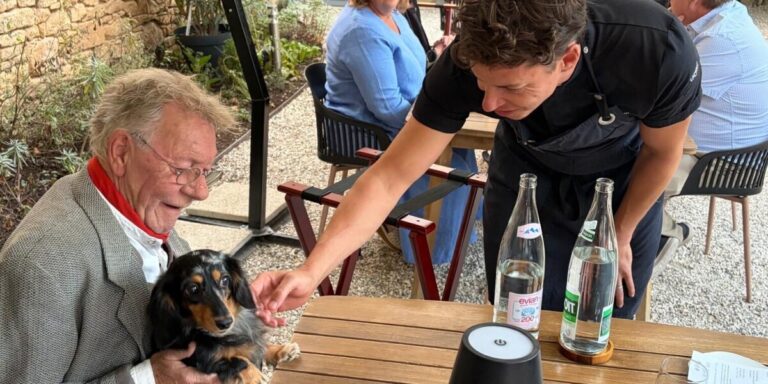 Un chef étoilé plonge dans la rivière Dordogne pour sauver un teckel
