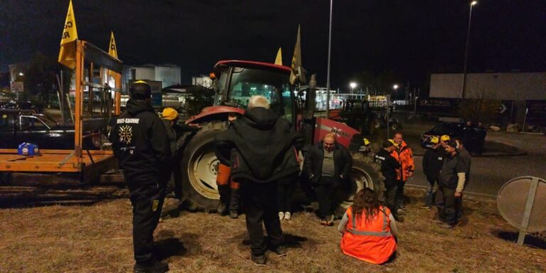 Des agriculteurs tentent de manifester lentement contre le prix du carburant près de Toulouse