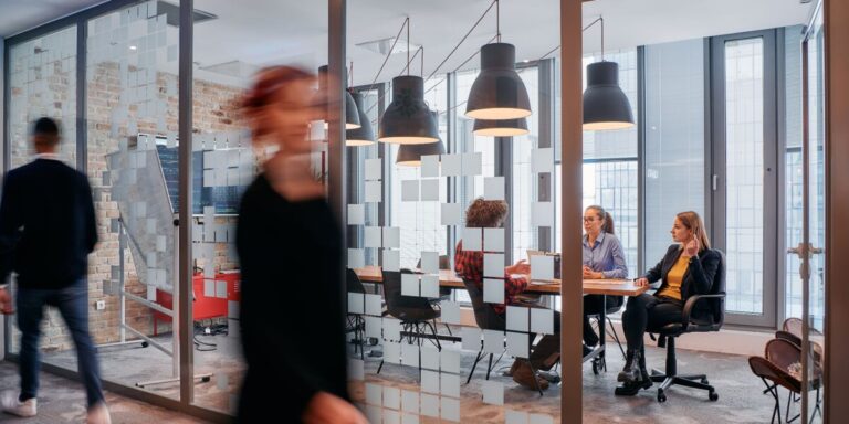 Faux amis français : pourquoi le mot « bureau » peut être si trompeur