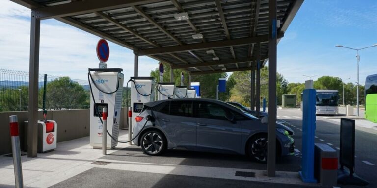 Il est conseillé aux propriétaires de voitures électriques en France d’éviter de charger les batteries à 100 %
