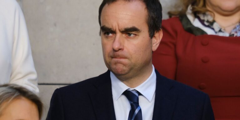 Le numéro de téléphone portable du Premier ministre français découvert par des pirates informatiques dans un magasin de sous-vêtements