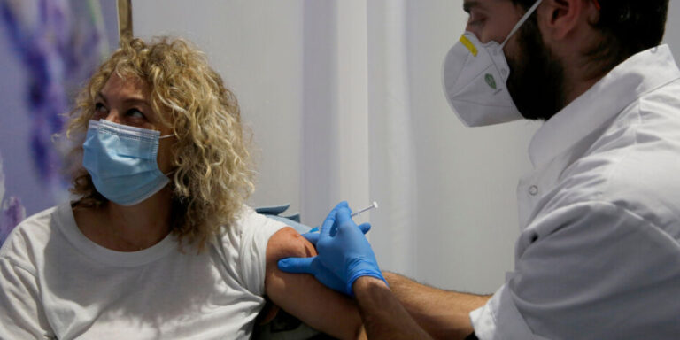 Les autorités françaises envisagent de lancer plus tôt la campagne de vaccination contre le Covid alors que les cas augmentent