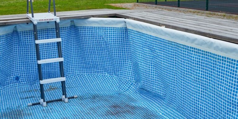 Les propriétaires de piscines français mis en garde contre une vidange prématurée