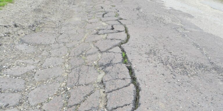 Les routes françaises souffrent de fissures suite aux sécheresses estivales