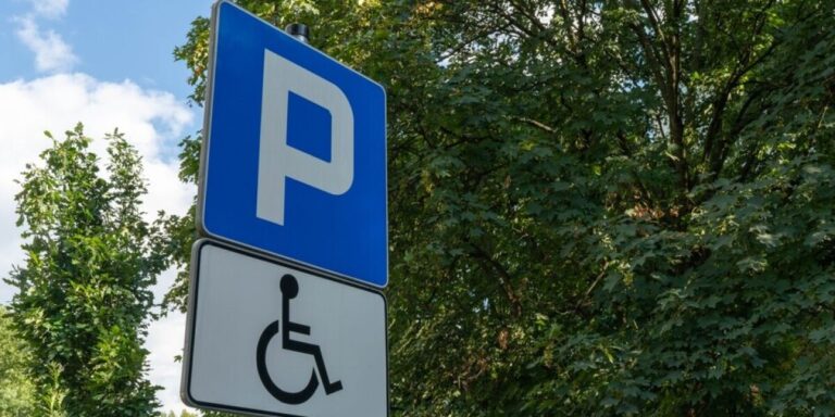 Les utilisateurs de badges handicapés en France doivent les remplacer prochainement
