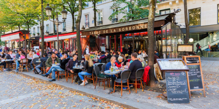 Pourquoi devriez-vous attendre d&rsquo;être assis et servi en France