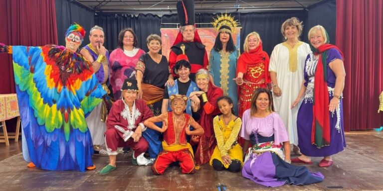 Un couple britannique réunit un village français avec une pantomime bilingue