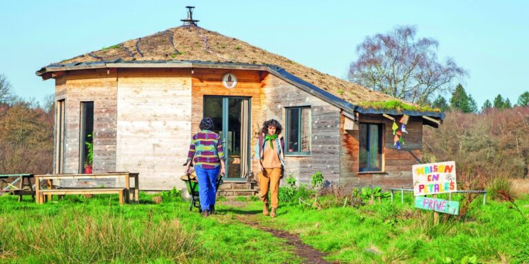 Un couple français partage des plans gratuits pour une maison écologique modulaire de 40 000 €