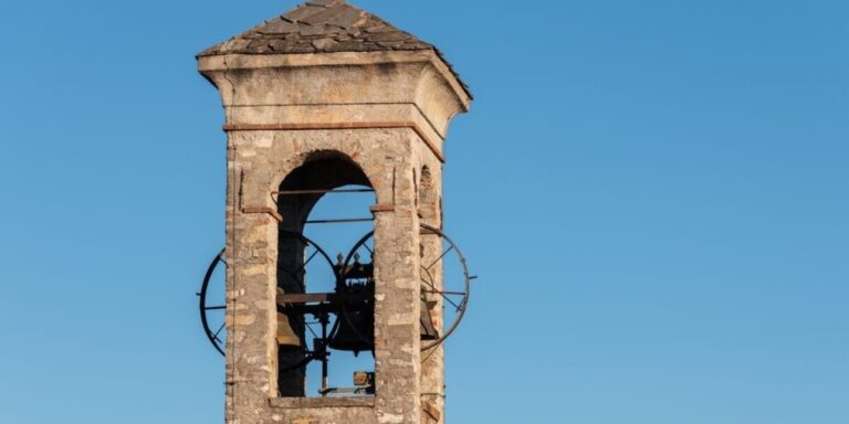 Un propriétaire de résidence secondaire dans le sud-ouest de la France poursuit la commune en justice pour la cloche bruyante d&rsquo;une église